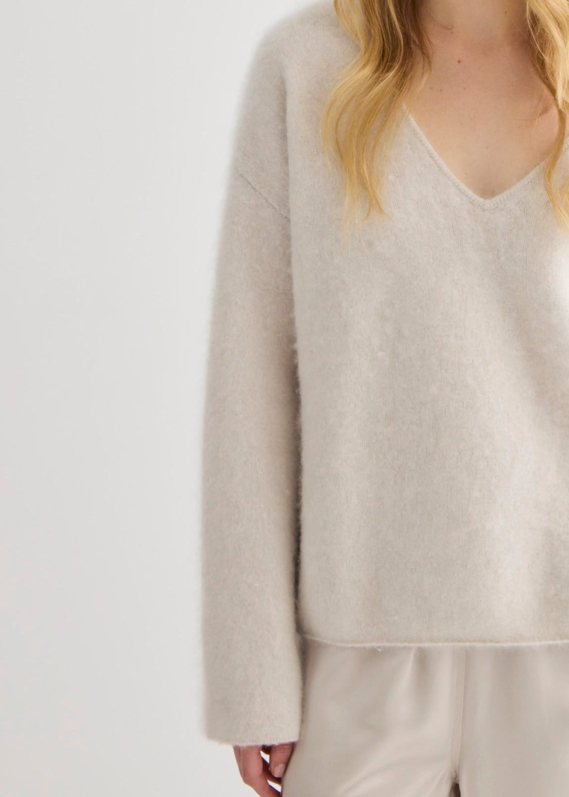 Laing | Brushed Cashmere V Neck - Oyster