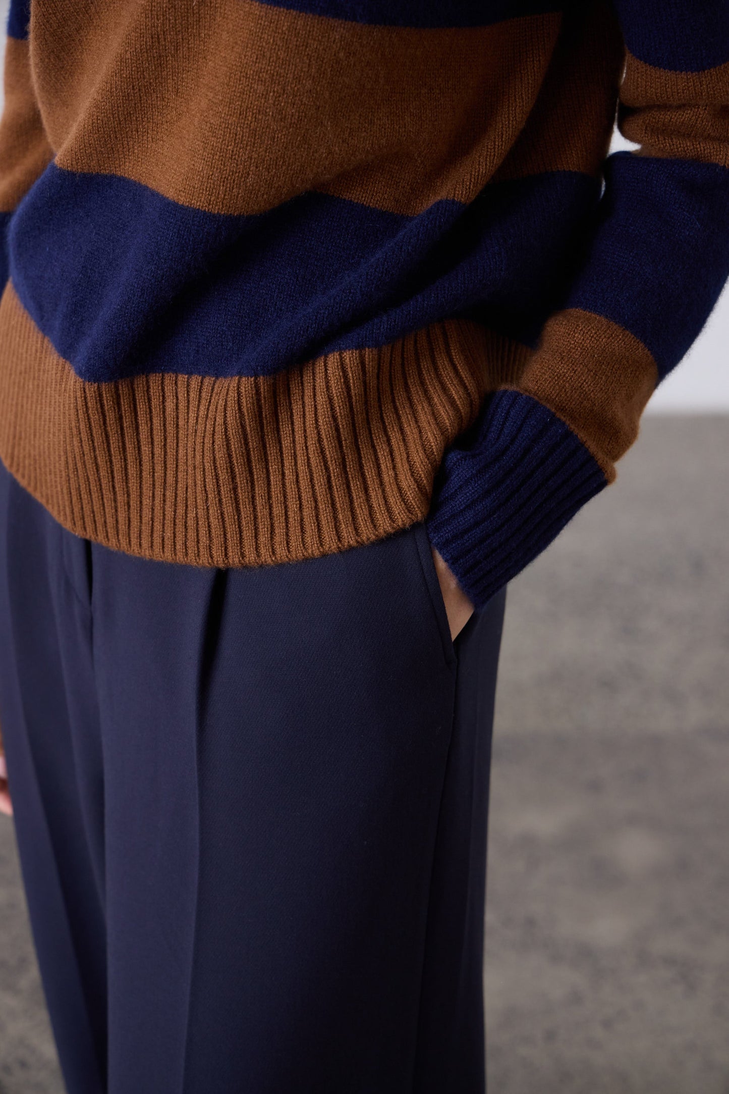 Laing | Boxy Cashmere Crew - Navy/Russet