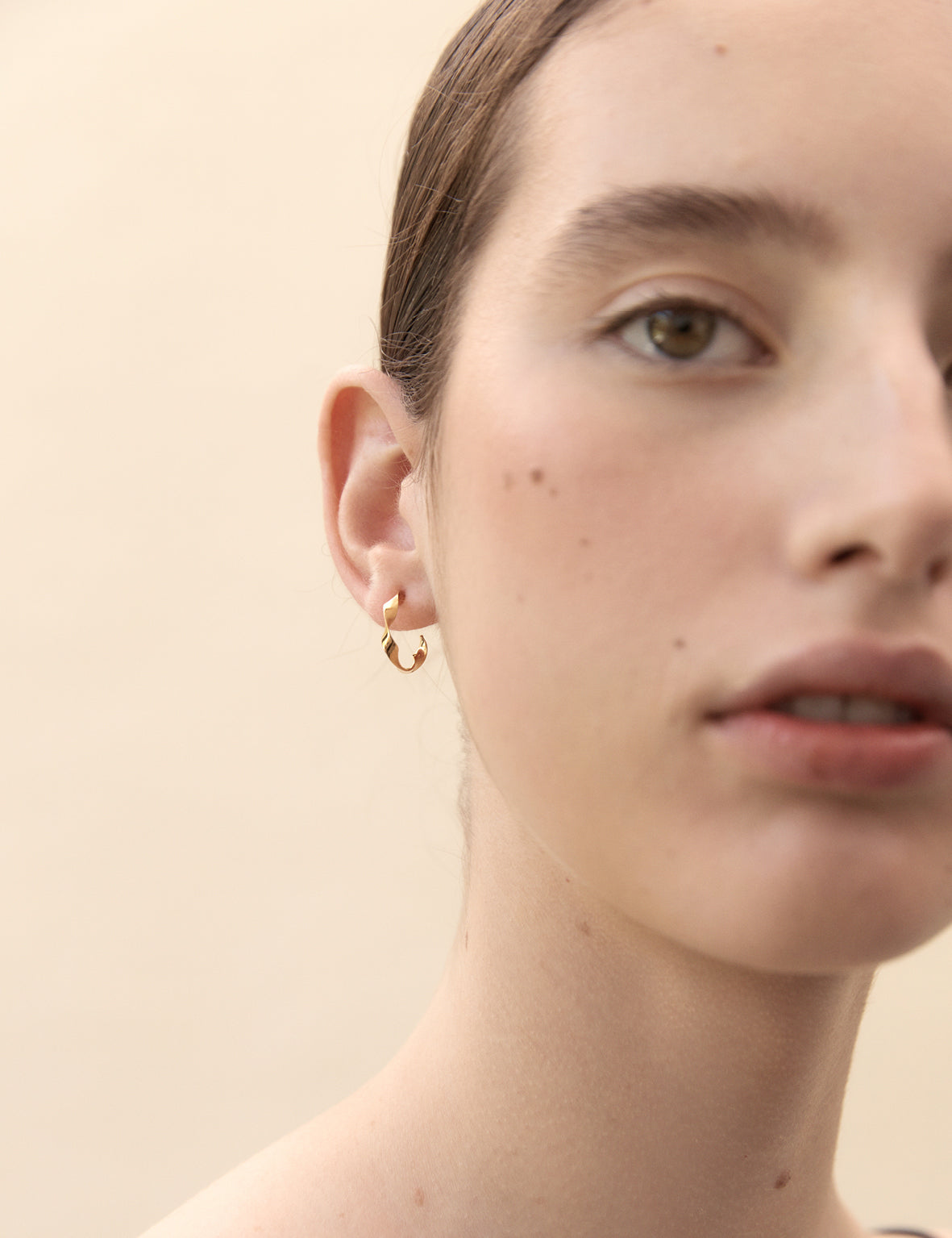 La Tribe | Twisted Hoop Small - Gold