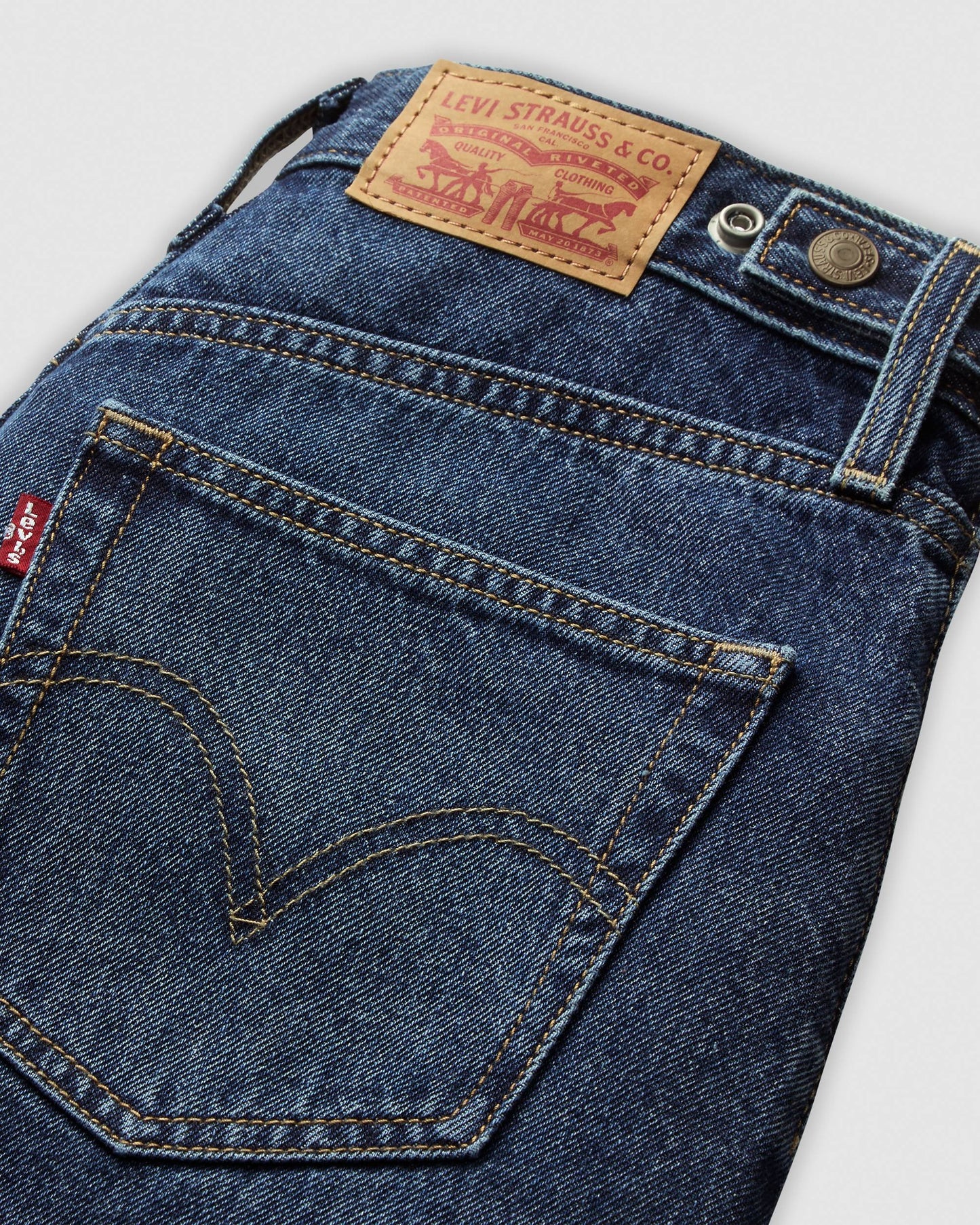 Levi's | Cinch Mid Thigh Short - Cookie Crunch