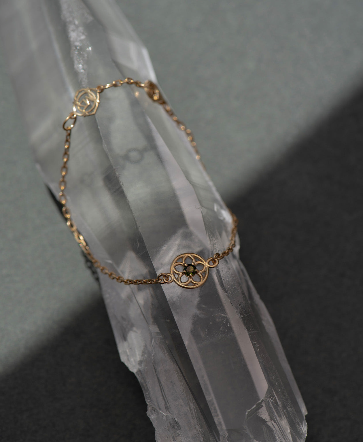Zoe & Morgan | Manuka Bracelet - Gold/Chrome Diopside