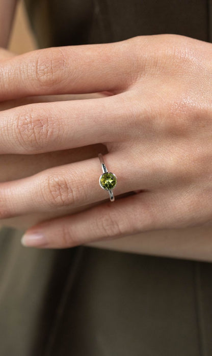 Zoe & Morgan | Mon Petit Stacker Ring - Silver Peridot