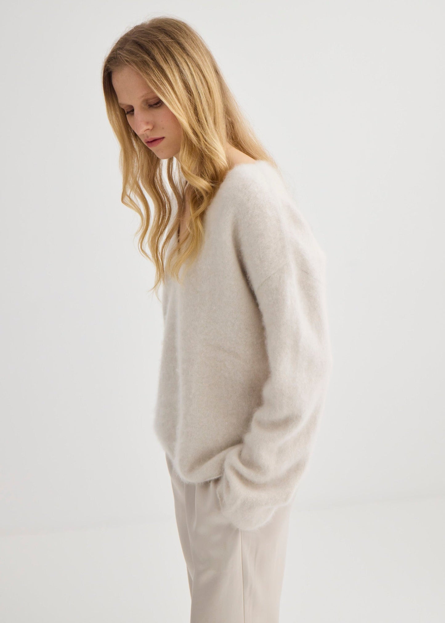 Laing | Brushed Cashmere V Neck - Oyster
