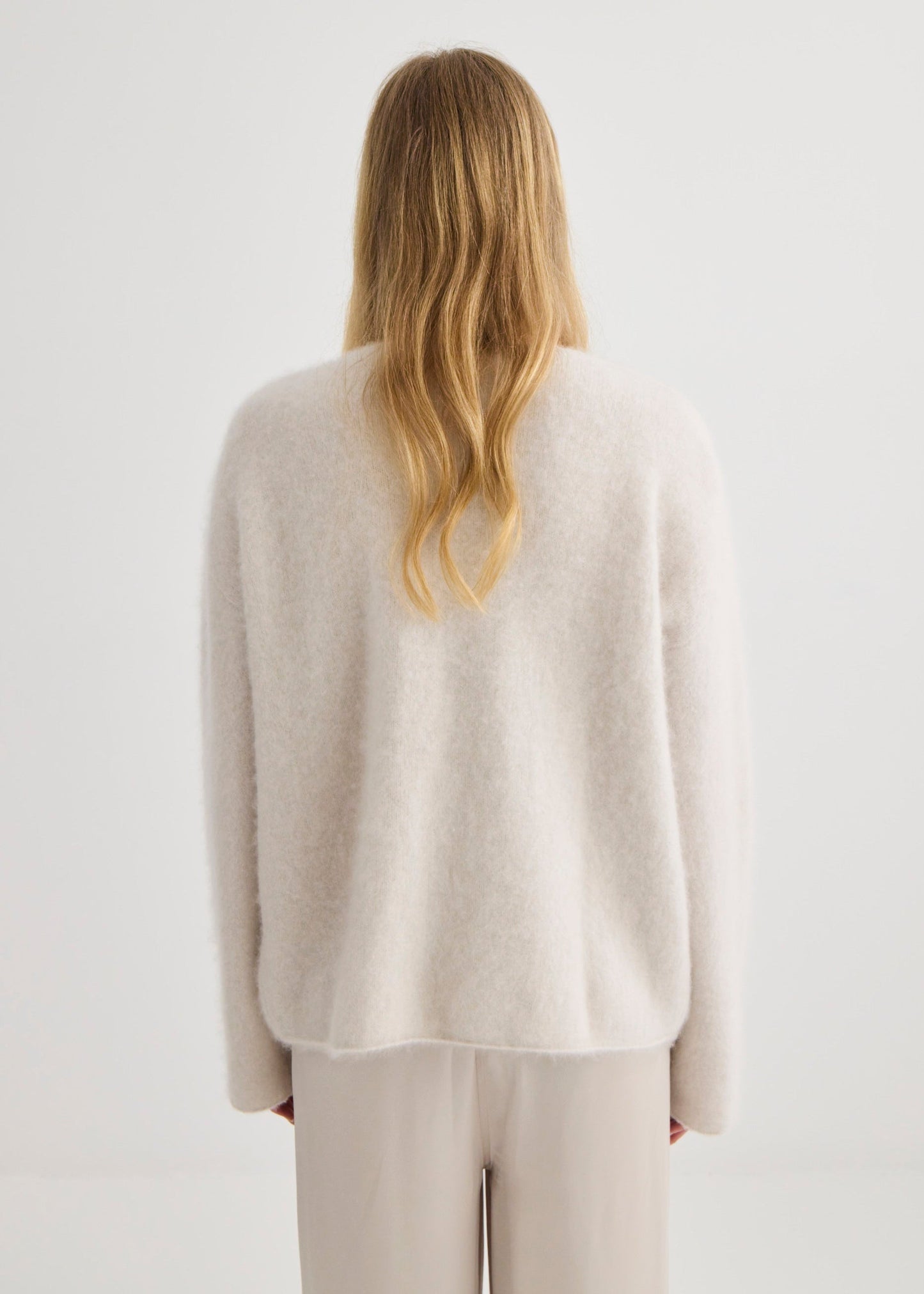 Laing | Brushed Cashmere V Neck - Oyster