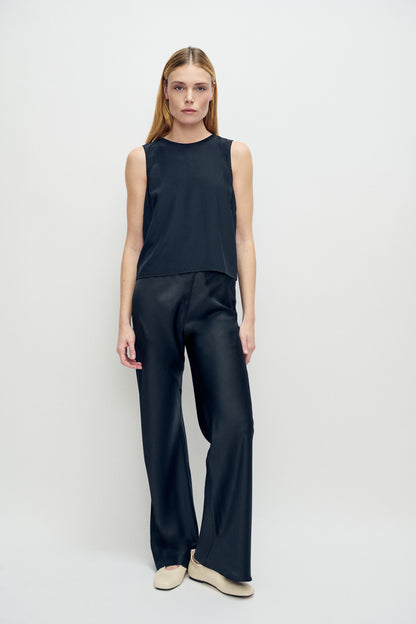 Silk Laundry | Scallop Elena Sleeveless Top - Black