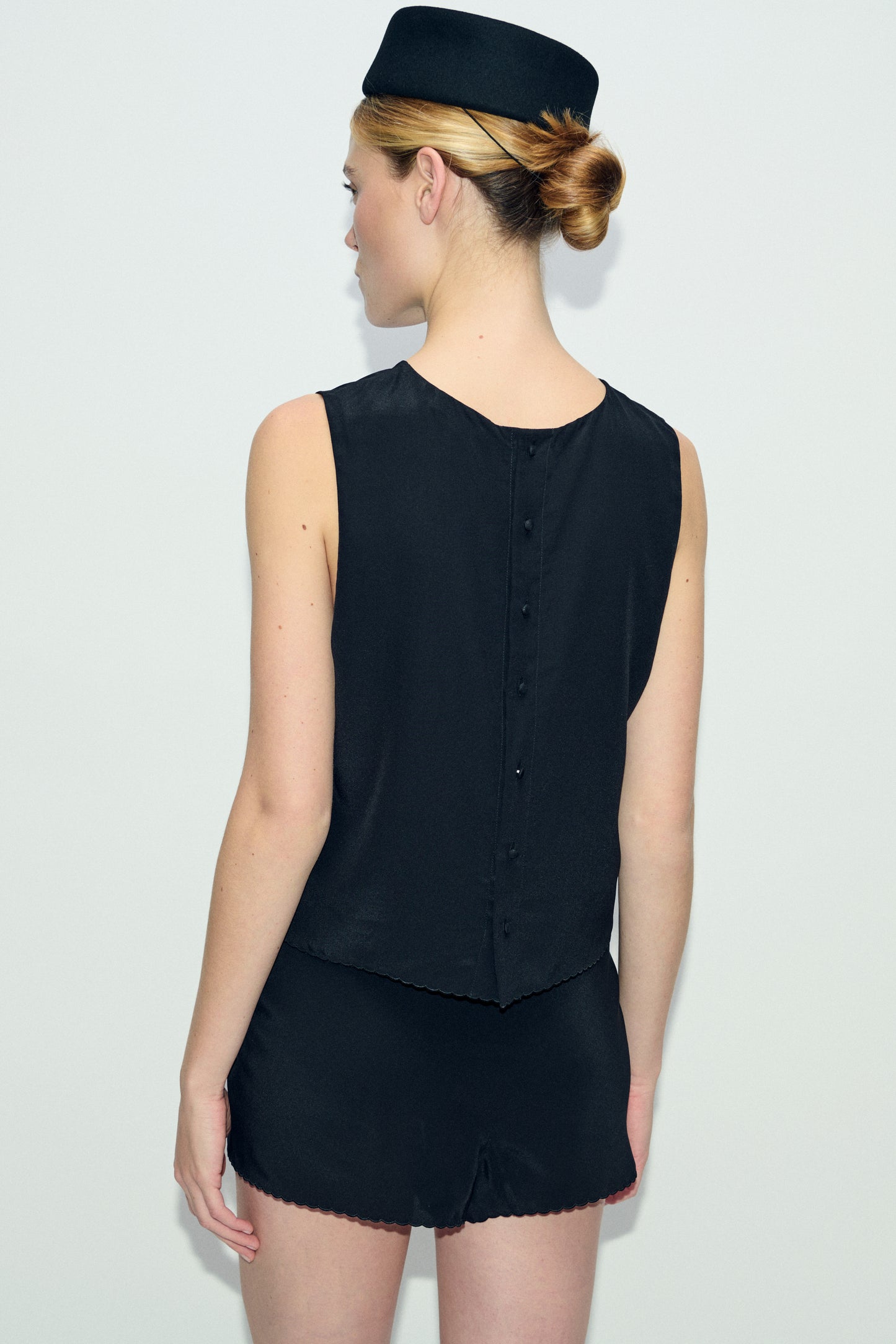 Silk Laundry | Scallop Elena Sleeveless Top - Black
