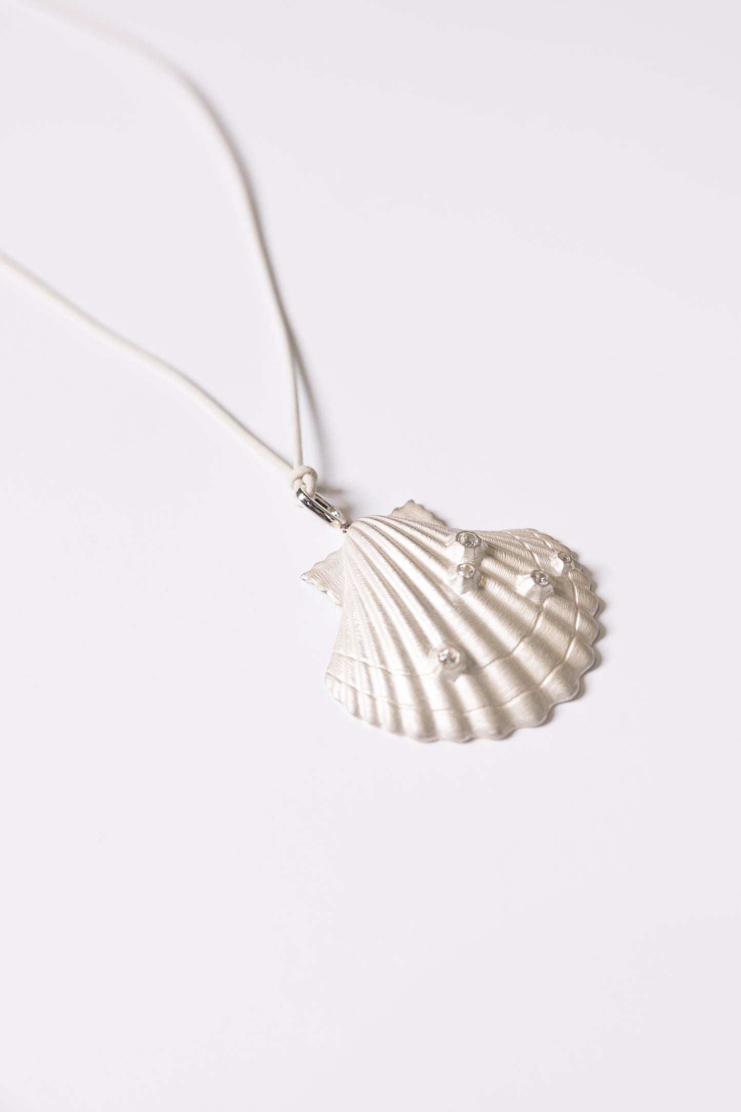 Tityaravy | Jack Pendant Necklace 5020 - White Topaz / Silver