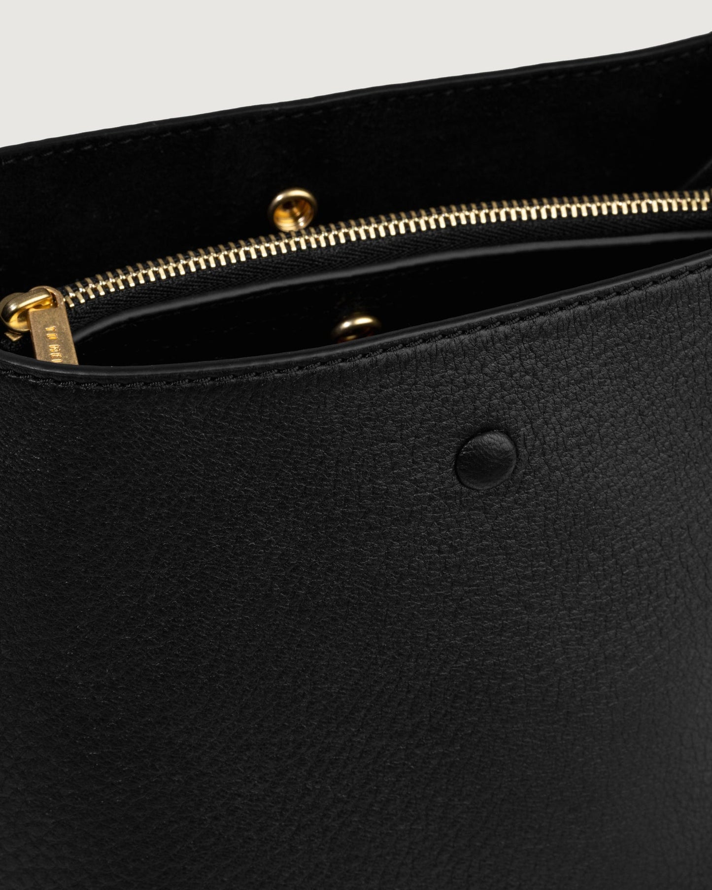 Yu Mei | Phoebe Bucket - Black