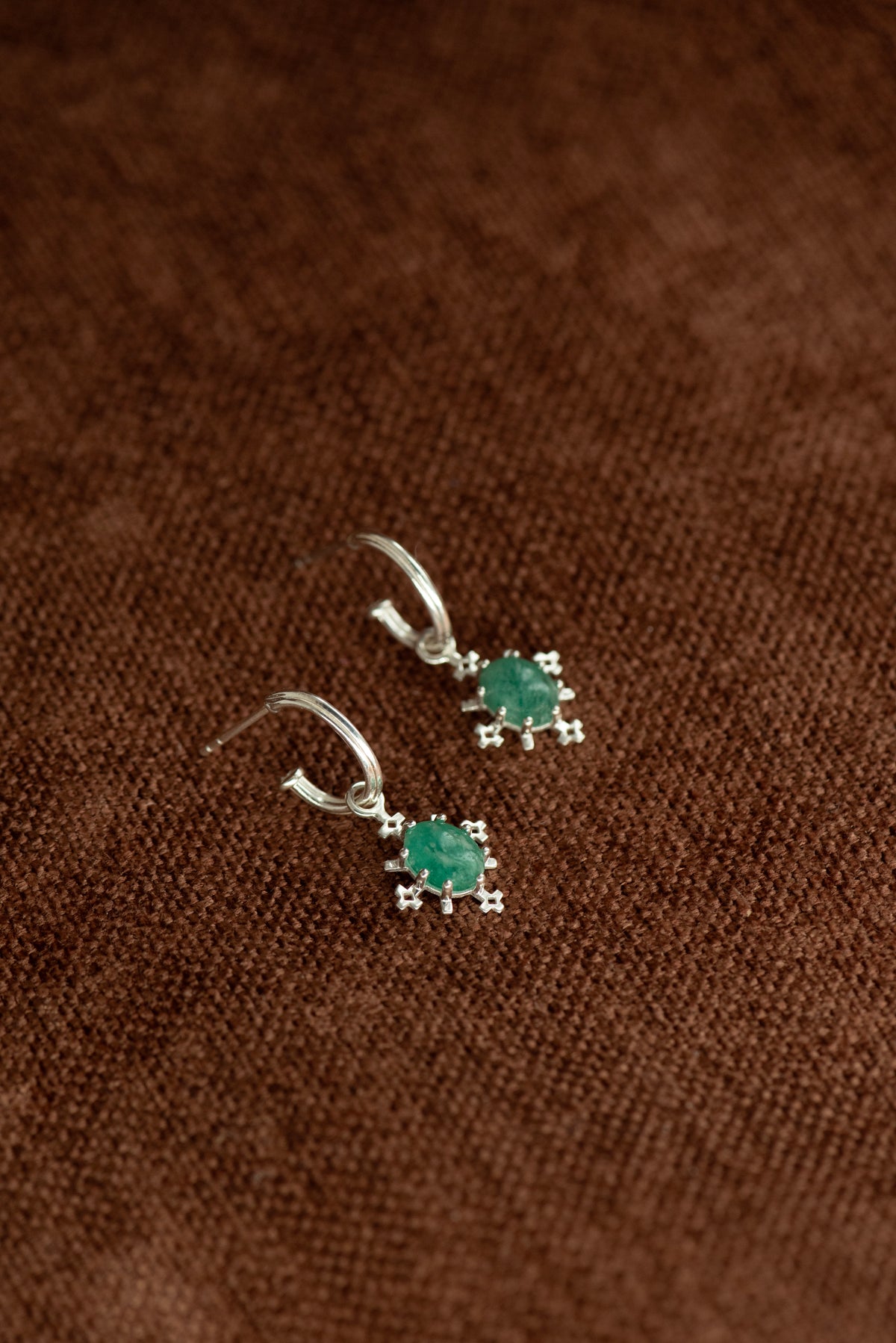 Zoe & Morgan | Farah Hoop - Silver With Emerald