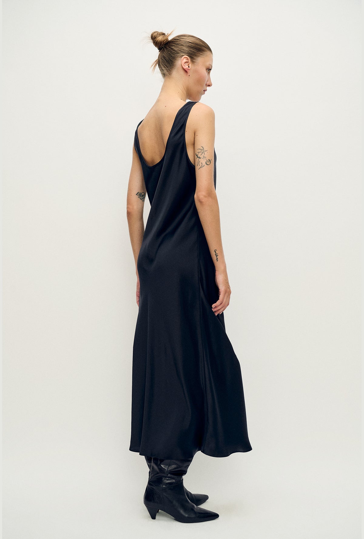 Silk Laundry | Scoop Neck Dress - Black