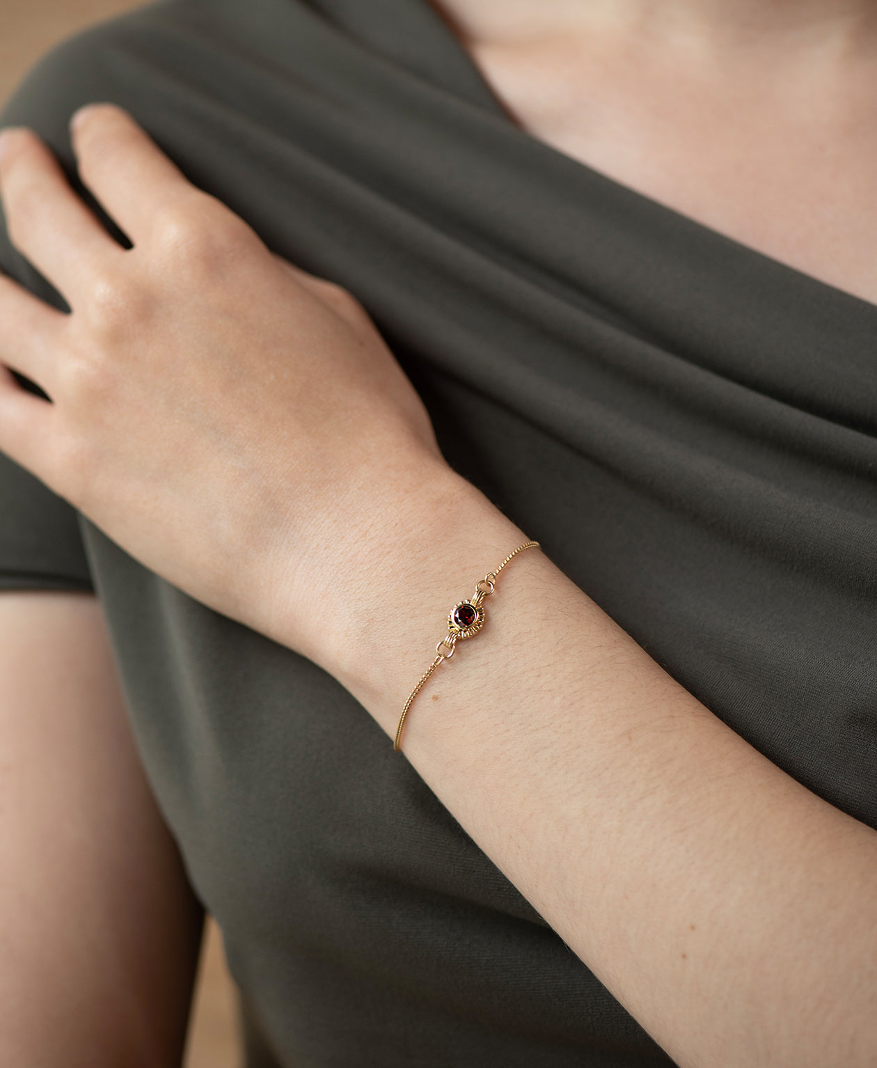 Zoe & Morgan | Odette Bracelet - Gold/Round Garnet