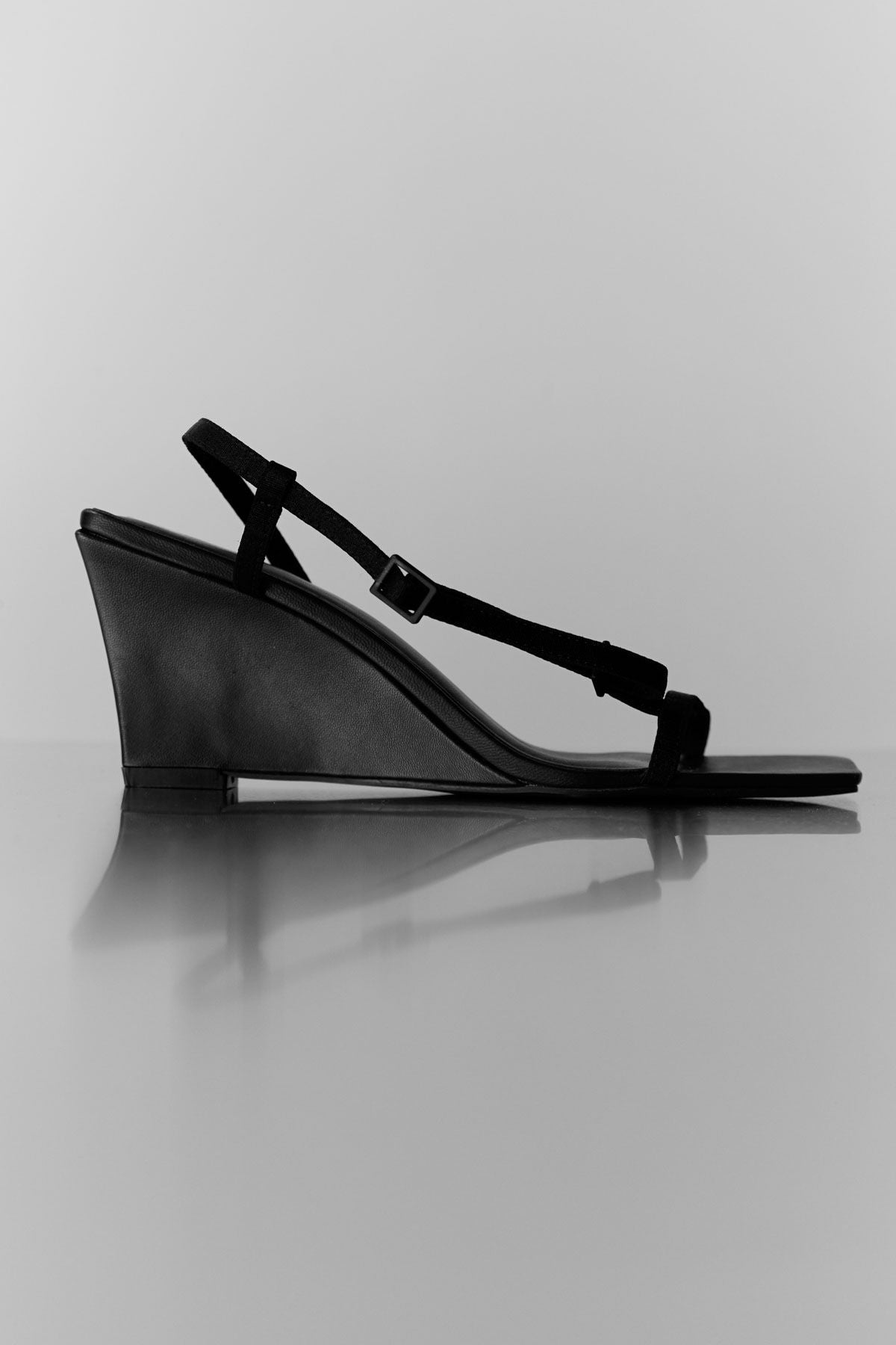 ST. AGNI | Brasserie Wedge - Black