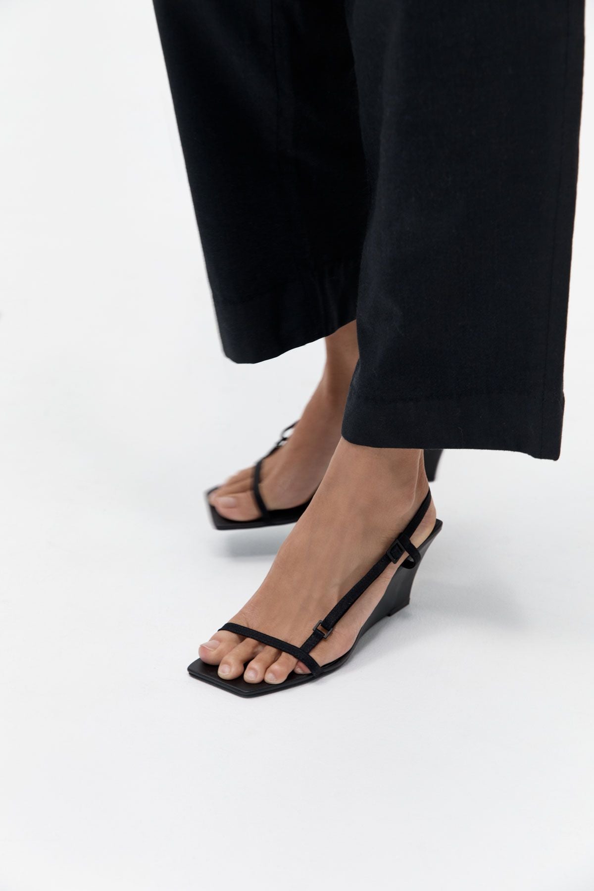 ST. AGNI | Brasserie Wedge - Black